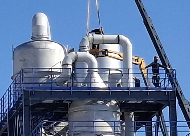 I danas su u Poslovnoj zoni na krjaju Pazariške ulice bili dizalica i radnici/Snimio Marko Čuljat Lika press Gospić                                                                                                                                       